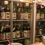 カウンタの冷蔵庫に佐賀の日本酒がズラリと。
