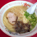 ドライブイン夕陽‎ - 「ラーメン」（450円）。かなりのアッサリ系豚骨スープが美味い！のデス。秘伝らしいです。