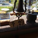 遊の丘 - 呼び出し用のベル、砂糖とミルクが入った器(R5.4.22撮影)