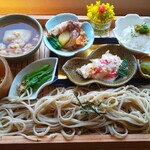 遊の丘 - 十割そば＋箸休め付(コーヒー、プチデザート付)￥1,500税込み(R5.4.22撮影)