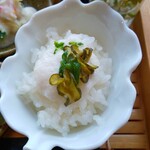 遊の丘 - 漬物胡瓜、オクラ、ブロッコリーが乗った、温かい、ダシ汁入りとろろ御飯(R5.4.22撮影)