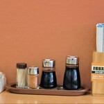 桃山亭 - ティッシュ、爪楊枝、七味、醤油、ソース、割り箸