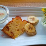 遊の丘 - プチデザート～サワークリーム入り林檎の焼き菓子、炙りバナナ、桜のパンナコッタ(R5.4.22撮影)