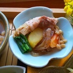 遊の丘 - すき焼き風煮物(えのき茸の豚肉巻き、馬鈴薯、人参、小松菜、蒟蒻)(R5.4.22撮影)