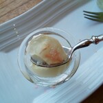 遊の丘 - プチデザートの一部～桜のパンナコッタの桜花(R5.4.22撮影)