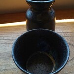 遊の丘 - 先に提供される、つゆ徳利と空の猪口(R5.4.22撮影)