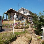 遊の丘 - 来店する時に見えるアングルの店舗外観(R5.4.22撮影)