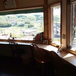 遊の丘 - 窓際カウンター席(４～５席)、全ての窓はペアガラス(R5.4.22撮影)