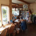 遊の丘 - 窓際カウンター席、テーブル席の一部(R5.4.22撮影)