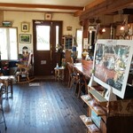 遊の丘 - 窓側のテーブル席、厨房側のカウンター席、薪ストーブ等(R5.4.22撮影)