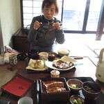 炭火焼き うなぎの店 旦 - 食事中