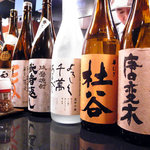 Toridokoro Isshin - カウンターに並んだ焼酎たち