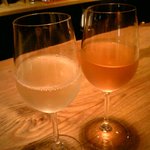 オレンジ - 白ワインでも銘柄が異なるとこんなに色合いが違いますね