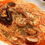 西洋小料理 葡萄家 - 海の幸のトマトスパゲティです