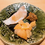 すが弥 - 奥は鰆。手前は小柱、、薬味は山わさびと鰹節他を混ぜ混ぜしたもの。こいつは万能調味料ですね、アハッ\(//∇//)\
