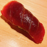 すが弥 - 赤身の天端部位です。この濃ゆい香りが本鮪の真骨頂