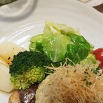 キッチン ブルー グローブ - 備え付け野菜はカブ、ブロッコリー、キャベツ、トマト