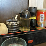 中華料理 食べ福 - 卓上は及第点。ニンニクが欲しかった。