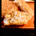 郷土料理ともん - 表面がお煎餅みたいに香ばしくってバキッバキの焼きおにぎり　　byまみこまみこ