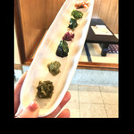 郷土料理ともん - 手前から　ふきのとう煮（ほんのり甘めふきの香り〕★ふきみそ★せり（レモンの利かせ方最高〕★カタクリの花★あけび（きのみ〕鰹出汁が効いてる★つくし★のびる（酢味噌にのびるの香りが素晴〕byまみこまみこ
      