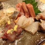 亀鶴寿司 - 刺し盛り。
            マグロ、ホッキ、アジ、ヒラメ、赤貝、ツブ貝。