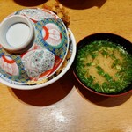 赤坂 天ばら丼 星野屋 - 蓋からはみ出てる天ぷら。何か粋な演出ですね。