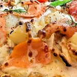 農家ピザくまのグラッチェ - 新玉ねぎとスモークサーモン
