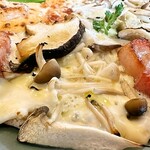 農家ピザくまのグラッチェ - ４種のきのことベーコンのピザ