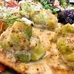 農家ピザくまのグラッチェ - 帆立とアボマヨのポテトピザ
