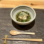 203117039 - 夜コース前菜：蕎麦豆腐、新ワカメあん、コゴミと筍の天ぷら