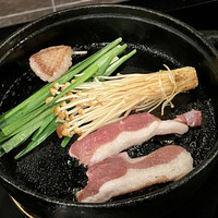 博多 鴨すき 鴨しゃぶ なかもぐろ - 焼いてます