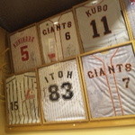 Robata Oosuke Honten - お座敷の壁には野球人のユニフォームが