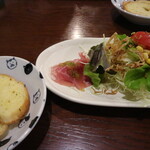 パスタの店 山猫軒 - 前菜、サラダとガーリックトーストです☆　2023-0421訪問