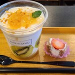 Café de unru - ①桃&キウイのシェイク(税込730円)
            底にソースが入っており、甘みが強過ぎるので丁寧にかき混ぜてから食べるのが無難
            断面積張り付けスイーツもピークアウトしつつあります