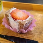 Café de unru - ②苺のフルーツサンド【試食品】
            少し酸味のある苺と生クリームとがマッチしています