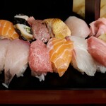 Sakaesushi - （上段：左から）生たこ、サーモン、あわび、佐賀牛、サーモンチーズ、カンパチ、ガリ（下段：左から）穴子、はまち、はまち、とろ、サーモン、たい、カマトロ、エビチーズ