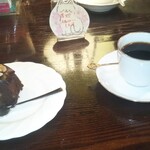 シティーライト - ノアール(右)   ノアケーキ(左)。