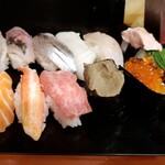 Sakae sushi - （上段：左から）生げそ、あじ、いわし、えんがわ、平目、平目肝、ガリ（下段：左から）しまあじ、トロサーモン、かに、中とろ、かにみそ、いくら、うなぎ