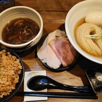 ラーメン 健やか - 特製つけ麺と炊き込みご飯！スープの中にもチャーシューが入っています！右下のサラサラな塩も美味しいです！