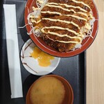 めし処 甲州亭 - からしマヨネーズと味噌カツとキャベツとご飯があわさり、絶妙なバランスで美味しいです！