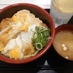 とんかつ栄屋 - カツ丼(並)  814円＋W玉プラス88円、自家製レモンスカッシュ 330円✨同行者の注文。卵とじと、さらに卵をプラスしたそうな。少しもらいましたが、玉ねぎシャキシャキ＆甘口のおだしで美味。