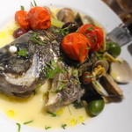 タケル クインディチ - メジナ（体長さ約３０㌢）のアクアパッツァ　　かなり上等なオリーブをつかってますね！