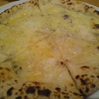 RIGOLETTO KITCHEN - holidaylunchの四種のチーズピザ☆
                蜂蜜かける前