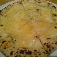 RIGOLETTO KITCHEN - holidaylunchの四種のチーズピザ☆
                蜂蜜かけた後(^-^)v
