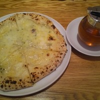 RIGOLETTO KITCHEN - 四種のチーズピザと、蜂蜜☆