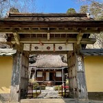 寂光院 - 山門の奥が寂光院本堂