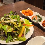 焼肉・韓国料理 KollaBo - チョレギサラダ、キムチ盛合せ