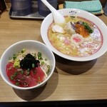 Rock’anDo - シャポーン鹿児島鶏と真鯛の中華そば＋海鮮三色丼