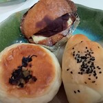 Poco a Poco - 野沢菜のおやき、あんバターカンパーニュ、塩あんぱん