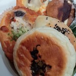 ポコ ア ポコ - 野沢菜のおやき、4種のきのこグラタン、ラタトゥイユ、あんバターカンパーニュ、塩あんぱん